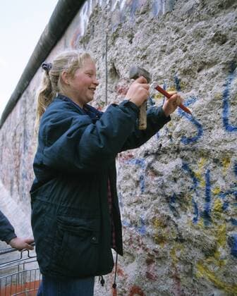 Mauerspecht nach Oeffnung der Berliner Mauer zwischen West-Berlin und Ost-Berlin D-Berlin, Spree, Bundeshauptstadt, Berliner Mauer nach dem Mauerfall und der Wiedervereinigung, Grenze zwischen West-Berlin und Ost-Berlin, Mauerspecht, D-Berlin, Spree, Capital of Germany, Berlin Wall after Unification of Germany, border between West Berlin and Eastern Berlin, wallpecker