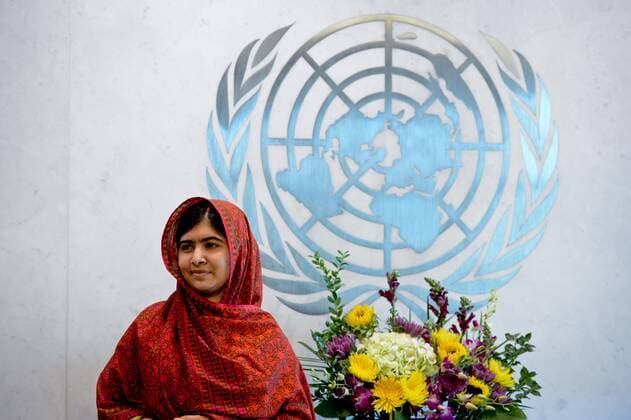 Berühmte Feministinnen, Malala Yousafzai Education advocate Malala Yousafzai waits for her meeting with UN Secretary-General Ban Ki-moon before a special event marking 500 days of action for the Millennium Development Goals (MDGs), at the UN headquarters in New York, on Aug. 18, 2014. UN Secretary-General Ban Ki- moon on Monday marked 500 days of action until the deadline to reach the Millennium Development Goals, known worldwide as the MDGs. ) UN-NEW YORK-MDG-500 DAYS OF ACTION-BAN KI-MOON-MALALA YOUSAFZAI NiuxXiaolei 