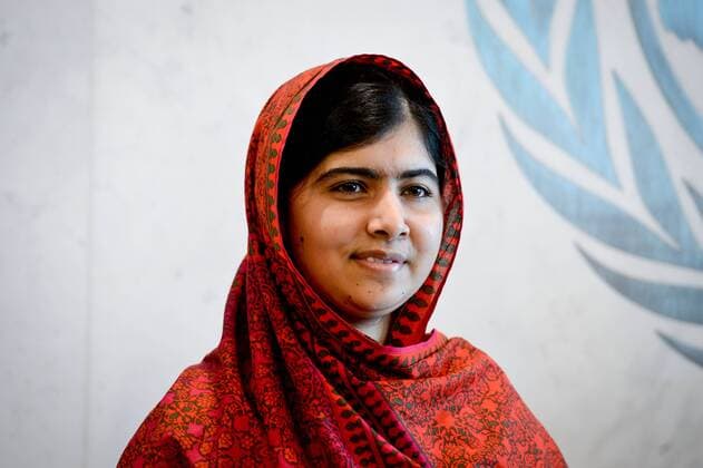 Berühmte Feministinnen, Malala Yousafzai Education advocate Malala Yousafzai waits for her meeting with UN Secretary-General Ban Ki-moon before a special event marking 500 days of action for the Millennium Development Goals (MDGs), at the UN headquarters in New York, on Aug. 18, 2014. UN Secretary-General Ban Ki- moon on Monday marked 500 days of action until the deadline to reach the Millennium Development Goals, known worldwide as the MDGs. ) UN-NEW YORK-MDG-500 DAYS OF ACTION-BAN KI-MOON-MALALA YOUSAFZAI NiuxXiaolei 