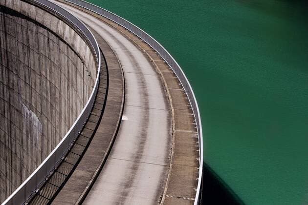 IMAGO Nature: Unsere Erde, Energiequellen, Wasserkraft THEMENBILD, Blick auf die Staumauer des Mooserboden Speichers. Die beiden Stauseen Mooserboden und Wasserfallboden, dienen der Verbund AG zur Wasserspeicherung fuer die Stromerzeugung und sind ein beliebtes Ausflugsziel, aufgenommen am 08.08.2014 in Kaprun, Oesterreich View of the dam of the Mooserboden reservoir, Kaprun, Austria on 2014 08 08.  EP_fei E
