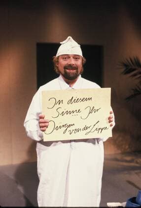 Jürgen von der Lippe mit Logo der Bühnenshow In diesem Sinne im Jahre 1988 in Köln.