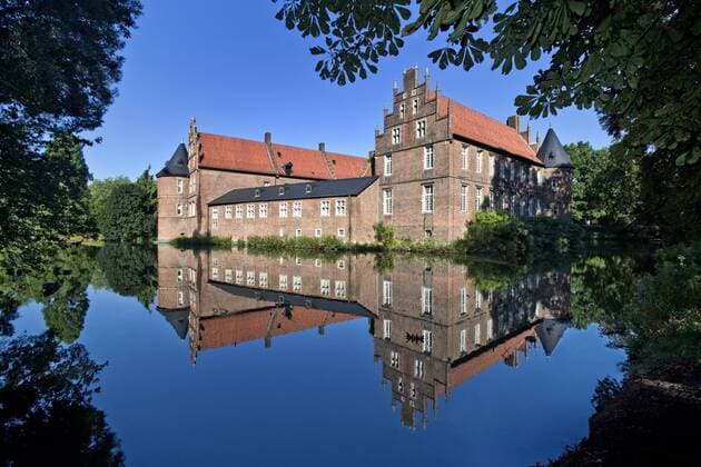 Das Wasserschloss Herten im Kreis Recklinghausen, Deutschland, Nordrhein-Westfalen, Ruhrgebiet, Herten Herten castle, Germany, North Rhine-Westphalia, Ruhr Area, Herten BLWS184254