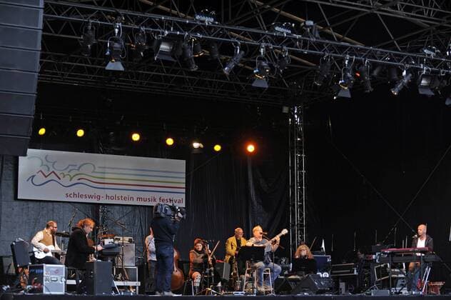 Axel Prahl und das Inselorchester Konzert im Rahmen des Schleswig-Holsteinischen Musikfestivals (SHMF) auf dem Geände des Museums der Arbeit. Hamburg, 25.08.2014 xI.xSchifflerx xFuturexImage