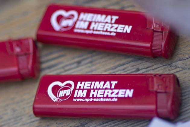 NPD Sachsen DEU, Deutschland, Germany, Zittau, Sachsen, 06.08.2014 Feuerzeug mit Werbung Heimat im Herzen fuer die NPD bei einer Wahlkampfveranstaltung der NPD im Rahmen der Landtagswahl in Sachsen am 31.08.2014 in Zittau. Advertisment for the right-wing party NPD during the election campaign for the election in Saxony scheduled for August 31th in Zittau, Saxony, Germany.