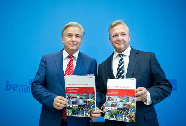 Berlin, Berlins Regierender Buergermeister Klaus Wowereit (SPD) und Sportsenator Frank Henkel (CDU) am Montag (01.09.2014) bei der Vorstellung des Katalogs fuer eine Bewerbung um die Ausrichtung der Olympischen Spiele 2024 oder 2028.