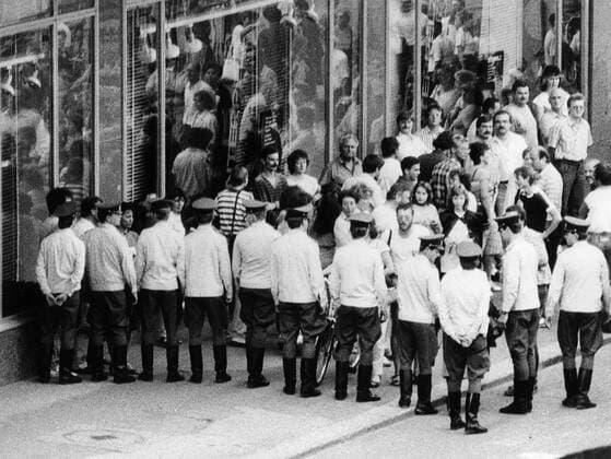 DDR-Volkspolizisten versperren am 18.09.1989 nach dem wöchentlichen Friedensgebet in der Leipziger Nikolaikirche den Kirchenbesuchern den Weg. Im Herbst 1989 bilden die Friedensgebete in der Leipziger Nikolaikirche und anderer Innenstadtkirchen den Auftakt zu den friedlichen Grossdemonstrationen. Sie tragen massgeblich zum Sturz des SED-Systems bei. Nach Giessen reisen oder die DDR verändern? So heisst die Gretchenfrage, die sich Tausende Menschen Anfang September 1989 stellen. Giessen mit seinem Notaufnahmelager steht für Ausreise in den Westen. Mit diesem Gedanken spielen Hunderttausende, auch weil sie nicht mehr auf Änderungen hoffen. DDR steht für den nicht gerade geliebten anderen deutschen Staat, in dem eine stattliche Anzahl Menschen dennoch leben will. (Siehe epd-Bericht vom 02.09.2014) Vor 25 Jahren erlebte die alte DDR ihren letzten Sommer epd EDITORIAL USE ONLY