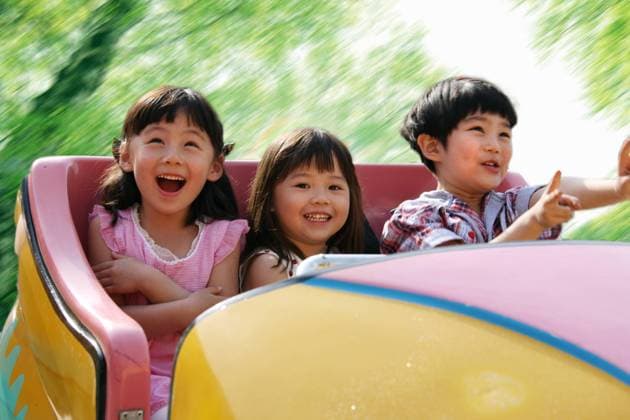 Oriental children playing outdoors  cpmh-34571