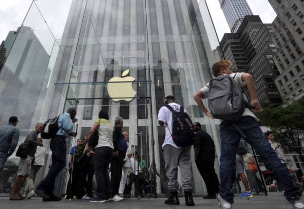 NEW YORK, Sept. 9, 2014 -- People walk by the Apple Store on 5th Avenue in New York, the United States, on Sept. 9, 2014. Apple Co. introduced two new smart phones, known as iPhone 6 and iPhone 6 Plus, plus a smart watch on Tuesday. ) US-NEW YORK-APPLE-NEW PRODUCTS WangxLei 