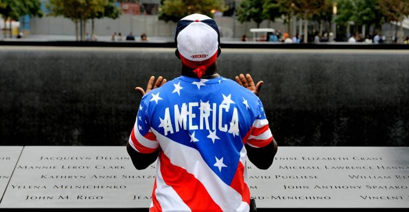 20 Jahre Anschläge vom 11. September: Gedenkkultur in den USA Albert Biatta, of Queens, New York, prays while standing front of the inscribed name of his uncle Antoine Biatta at the edge of the North Pool during memorial observances on the 13th anniversary of the 9 11 terror attacks, at the site of the World Trade Center in New York, New York, USA, 11 September 2014.  NYX20140911440