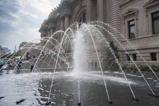 Architektur von Kevin Roche Number one NYC tourist attraction Visitors enjoy the new fountains in the newly renovated David H. Koch Plaza in front of the Metropolitan Museum of Art in New York are seen on Thursday, September 11, 2014. The $65 million renovation stretches four city blocks in front of the museum and the entire cost was paid for by museum trustee David H. Koch. Featuring state-of-the-art fountains and led lighting, there are allées and bisques as well as new seating. The renovation is the first in 40 years and took two years. The museum is the most popular tourist attraction in the city. (  RICHARDxB.xLEVINE
