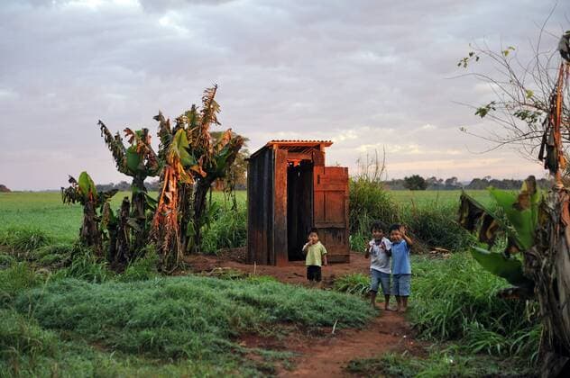 IMAGO Nature: Unsere Erde, Naturschutz, Indigene Völker Paraguay, Caaguazu, Jaguary, Guarani boys in front of public toilette  FLK000023