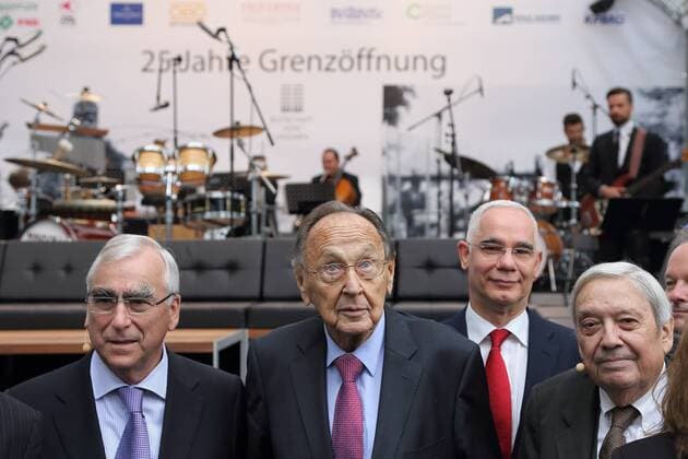 Vlnr: Theo Waigel, Hans-Dietrich Genscher, Zoltan Balog (Seelsorger der DDR-Flüchtlinge 1989, heute Minister für Humanressourcen in Ungarn) und Imre Pozsgay (Staatsminister von Ungarn a. D.) beim Festakt der ungarischen Botschaft anlässlich des 25-jährigen Jubiläums der Grenzöffnung Ungarn-Österreich am 20. September 2014 in der Gartenanlage der Villa Schöningen in Potsdam. Die ungarische Regierung öffnete in der Nacht zum 11. September 1989 die Grenze zu Österreich für DDR-Bürger. Festakt 25 Jahre Grenzöffnung Ungarn-Österreich