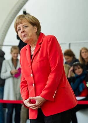 Bundeskanzlerin Dr. Angela MERKEL Begrüssung und Empfang des französischen Premierminister durch die Bundeskanzlerin mit militärischen Ehren im Bundeskanzleramt in Berlin, Deutschland am 22.09.2014.