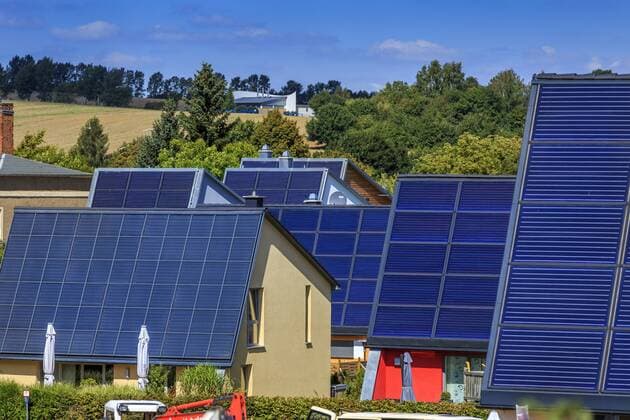Solares Bauen, Ganzjahressolarhäuser DEU Sachsen Chemnitz Â ENERGETIKhaus100 - Solares Bauen in Chemnitz Rabenstein: Ein innovatives mittelständisches Bauunternehmen aus Chemnitz, hat sich am Markt einen grünen Namen gemacht. In einer mehrjährigen Zusammenarbeit mit Partnern sowie der TU Bergakademie Freiberg entwickelte die FASA AG das innovative Konzept des ENERGETIKhaus100. In einem intelligenten Zusammenspiel aus Solararchitektur, großflächiger thermischer Solaranlage, zentralem Langzeitwärmespeicher, massiven und ökologischen Baustoffen zur Wärmedämmung werden bis 100 Prozent des Wärmebedarfs für Heizung und Warmwasser des Gebäudes durch Sonnenenergie gedeckt. Den Rest liefert ein Kaminofen mit Wärmetauscher. Nach dem Prinzip die Form folgt der Energie, werden seit 2013 die ersten bezahlbaren energieautarken Einfamilienhäuser in Deutschland gebaut. In Chemnitz Rab