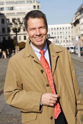 Peter Klöppel Peter Klöppel: Peter Gert Johannes Kloeppel ( 14. Oktober 1958 in Frankfurt am Main) ist ein deutscher Journalist und Chefredakteur von RTL., 23-10-2007
