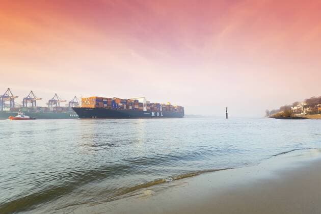 Germany, Hamburg, incoming Container ship MOL Quest, harbour, beach Oevelgoenne, in the morning  MS003404