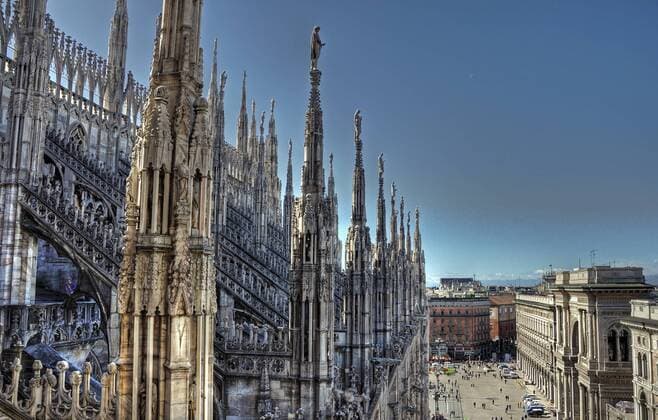 Auf jeder der 135 Turmspitzen steht eine Skulptur. Duomo di Milano Mailänder Dom. Mailand, Italien. Das Foto ist eine HDR-Aufnahme aus 3 Einzelbildern ( -2 ; 0 ;+2 ) mailand (14) -ensemble