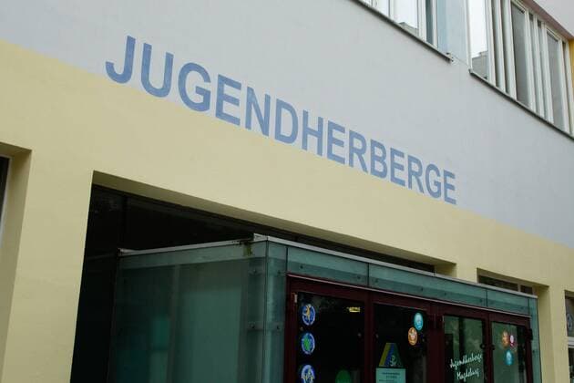 Schriftzug Jugendherberge in Magdeburg - Fotografiert am 28.09.2014