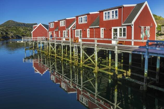 Norway, Lofoten, Vestvagoey, Kabelvag, view to tradional Rorbuer houses  PUF000033