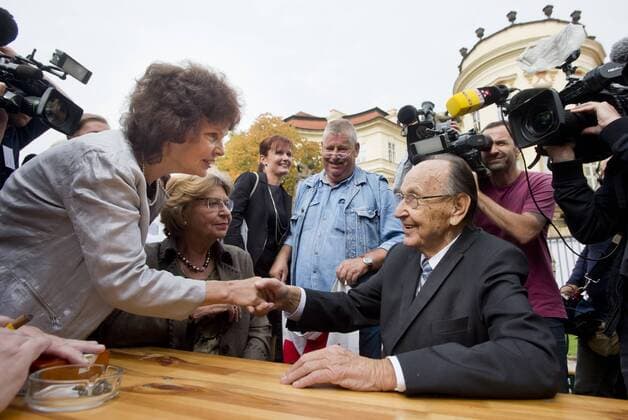 Former Foreign Minister and Vice Chancellor of Germany from 1974 to 1992 Hans-Dietrich Genscher is seen in the garden of the German embassy in Prague, Czech Republic, September 30, 2014. Hans-Dietrich Genscher attended the celebration of the 25th anniversary of the departure of thousands of refugees from Communist East Germany via the West German embassy in Prague to the West. (CTKxPhoto VitxSimanek) CTKPhotoOF201409301706501  VIS 008