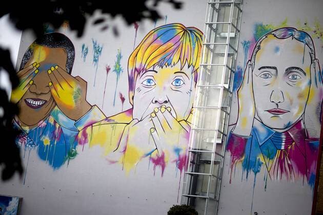 Ein Wandgemälde, aufgenommen am Dienstag (30.09.14) in Berlin zeigt Barack Obama, Angela Merkel und Wladimir Putin.