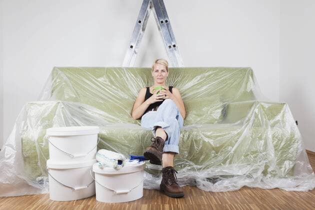 IMAGO Creative: Internationaler Frauenmonat, Gesundheit, Frauen in der Menopause Germany, Cologne, Mature woman enjoying coffee break between wall painting work model released property released  GWF001366