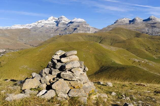 Spain, Aragon, Central Pyrenees, Canon de Anisclo, Ordesa y Monte Perdida National Park, cairn and Las Tres Marias in the background  LAF000372