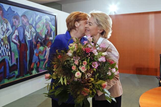 Berlin, den 08.10.2014 33. Kabinettsitzung im Bundeskanzleramt Foto: Zu Beginn der Kabinettsitzung, bekam Bundesverteidigungsministerin Ursula von der Leyen, CDU, rechts, einen Blumenstrauss zu ihrem 56. Geburtstag von Bundeskanzlerin Angela Merkel, CDU überreicht.
