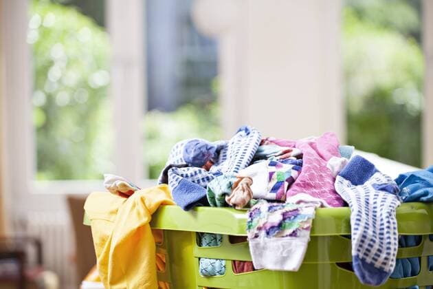 IMAGO Creative: Internationaler Frauentag, Mental Load und Care-Arbeit Germany, North Rhine Westphalia, Cologne, Clothes in laundry basket property released  FMKYF000499
