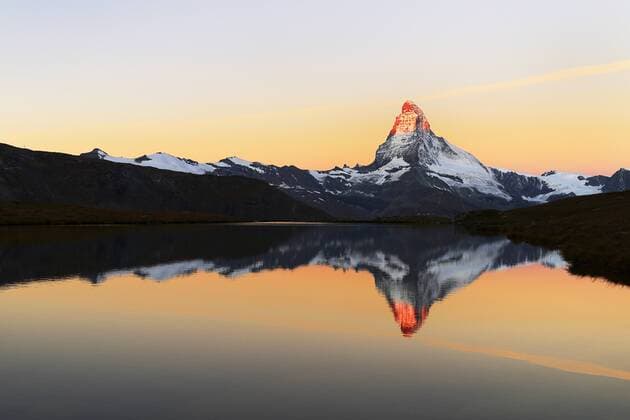 Matterhorn spiegelt sich im Stellisee, bei Sonnenaufgang, Walliser Alpen, Kanton Wallis, Zermatt, Schweiz, Europa ibxshu03986605.jpg