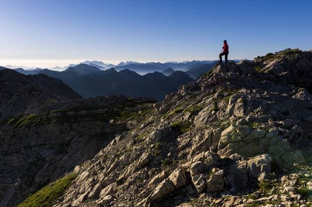 Gipfel der Allgäuer Alpen am frühen Morgen mit Bergsteiger, Oberstdorf, Bayern, Deutschland, Europa ibxsei03986546.jpg