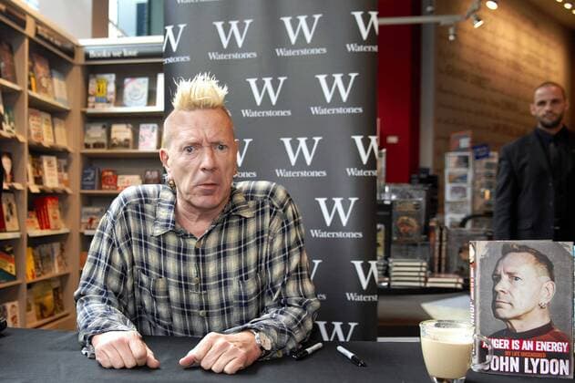 John Lydon, der Sex Pistols Sänger bei seiner Anger is an Energy: My Life Uncensored Buch Präsentation am 10.10.2014 in Liverpool John Lydon s Anger is an Energy: My Life Uncensored Book Signing at Waterstones in Liverpool on October 10, 2014 