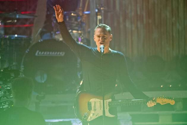 Bryan ADAMS, Saenger, Kanada, CAN, Showact, Musikact, Gesang, Konzert, singend, Wetten dass....? ZDF- Fernsehshow, Unterhaltungssendung aus Erfurt am 04.10.2014.