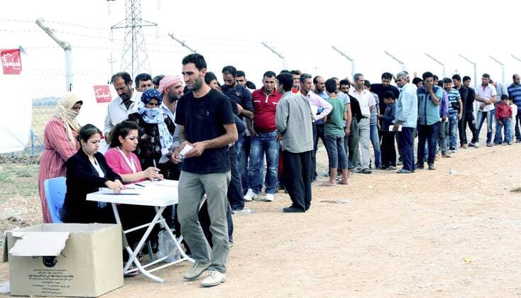 Neue Flüchtlinge aus der umkämpften syrischen Stadt Kobane werden im Flüchtlingscamp nahe der Stadt Sulaymaniyah im kurdischen Autonomiegebiet im Nordirak mit Lebensmitteln versorgt. snapshot B.Shamlo