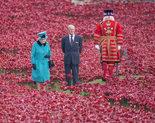 HM The Queen, accompanied by the Duke of Edinburgh visits the installation Blood Swept Lands and Seas of Red which marks the centenary of the outbreak of the First World War. HM placed a Wreath. . 16 10 2014. London, United Kingdom. Queen visits Tower of London Poppies.. the Tower of London.  xi-Imagesx IIM-3228-0003