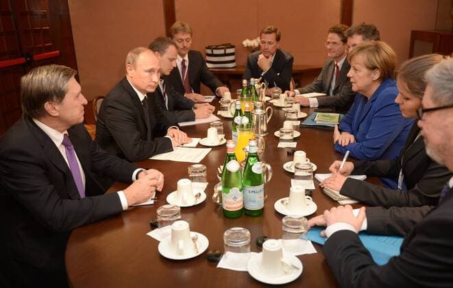 MILAN, ITALY. OCTOBER 16, 2014. Russian President Vladimir Putin (2nd L) and German Chancellor Angela Merkel (3rd R) meet for talks on the sidelines of the 10th Asia-Europe Meeting (ASEM). Alexei Nikolsky TASS  Aufmacher RE152150
