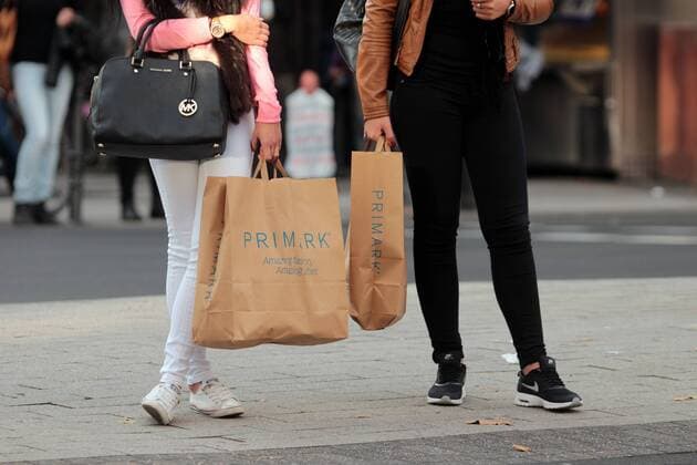 junge Frauen halten Papiertüten mit Aufschrift Primark in der Innenstadt Köln, NRW, Deutschland