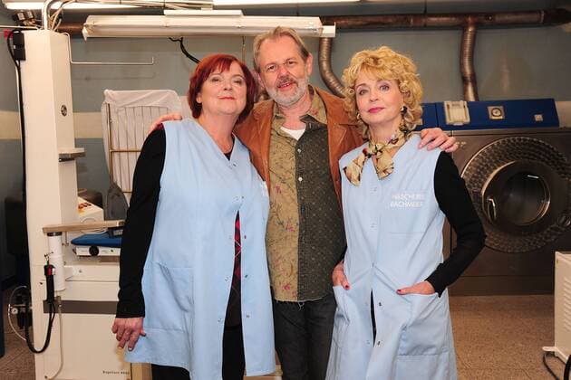 Maria Peschek, Hans-Maria Darnow und Gisela Schneeberger, die Schauspieler am Rande der Dreharbeiten zu sechs neuen Folgen der Serie Im Schleudergang (BR) am 20.10.2014 in München Fototerin zur ARD Serie Im Schleudergang (BR) in Muenchen, 2014 