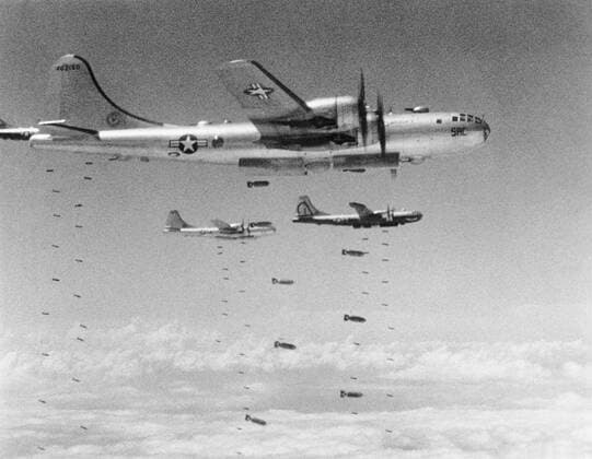 Korea-Krieg 1950-1953 - Aufnahmedaten geschätzt Koman-dong, North Korea: August 14, 1950 Boeing B-29 Superfortresses dropping bombs during a raid on a chemical plant in Koman-dong. 990_16_4-War-Kor-US-AF_1HR