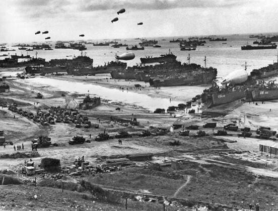 IMAGO History, Zweiter Weltkrieg: 1939 - 1945 Normandy, France: July 11, 1944. An endless stream of supplies flow from the transports and landing craft at Normandy, headed for the front in France, while barrage balloons protect the craft from low flying enemy planes. 990_16_4-WWII-US-E-DDay_3HR