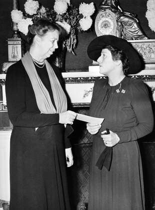 Berühmte Feministinnen, Eleanor Roosevelt Washington, D.C.: December 17, 1940 Eleanor Roosevelt hands author Pearl Buck an initial donation for the million dollar China Emergency Relief Committee to provide medical supplies to Chinese war sufferers. 990_16_X-Buck-Pearl_4HR