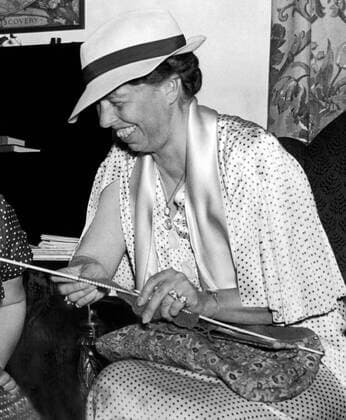 Berühmte Feministinnen, Eleanor Roosevelt Washington, D.C.: June 2, 1936. Eleanor Roosevelt tried her hand at knitting at the Associated Country Women Of The World s exhibit at their triennial convention. 990_16_X-Roosevelt-Eleanor_1HR
