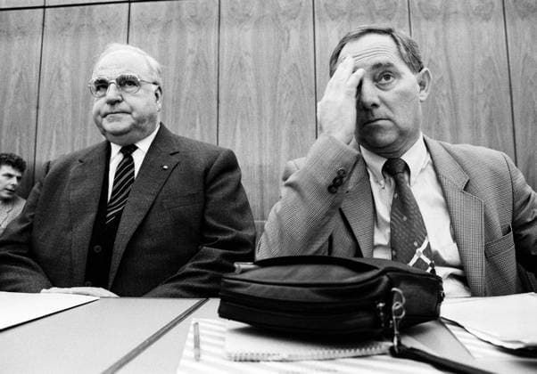 Bundeskanzler Helmut KOHL und Wolfgang SCHAEUBLE , beide CDU , waehrend einer Sitzung der CDU CSU-Bundestagsfraktion im Januar 1995 Chancellor Helmut KOHL and Wolfgang SCHAEUBLE , both CDU , during a meeting of CDU CSU-fraction in January 1995