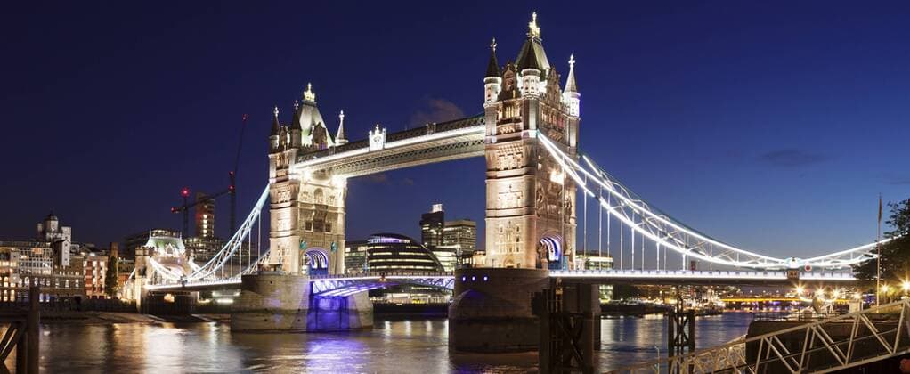 Ausblick vom St. Katherine Pier über Tower Bridge zur City Hall, London, England, Großbritannien, Europa iblmal03997369.jpg