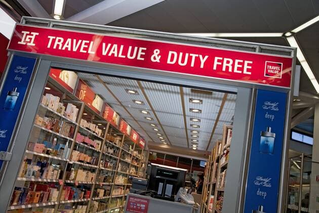 Flughafen-Duty-Free-Shop DEU, Deutschland, Berlin, 2010-03-01: Travel Vallue und Duty Free Shop im Gatebereich des Flughafens Tegel.
