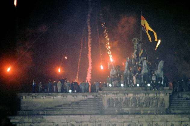 first reunified new year s eve 1989 90, Berlin, Germany DEUTSCHLAND, 31.12.1989.Erstes gesamtdeutsches Neujahrsfest nach dem Fall der Mauer: Freiheitstrunkene Kletterer auf dem Brandenburger Tor..First unified new year s eve after the fall of the wall: Liberty-drunk climbers on the Brandenburg Gate.. estost.com