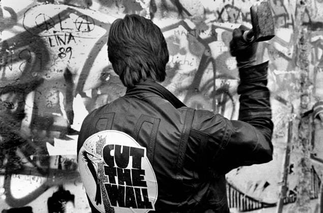 cutting the Berlin wall, November 1989 DEUTSCHLAND, 11.1989.Berlin - Kreuzberg.Sog. Mauerspechte beim Zerschlagen der Berliner Mauer auf der Westseite..So called Wallpeckers hammering the Wall into pieces on its Western side..