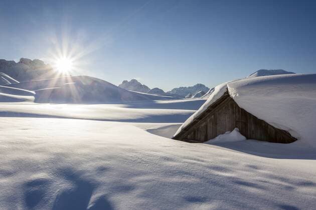 Sonnenaufgang auf der Sennes Alm bei der Senneshütte im Naturpark Fanes-Sennes-Prags in den Dolomiten, hinten die Hohe Gaisl und der Monte Cristallo, St. Vigil, Pustertal, Südtirol, Trentino-Südtirol, Italien, Europa ibxmbr04000227.jpg