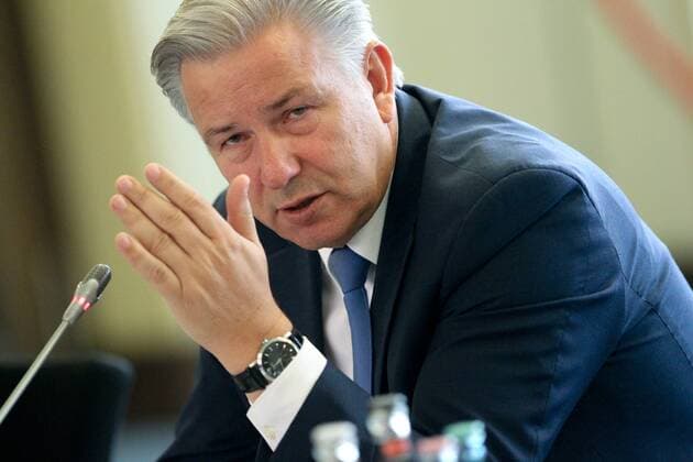 (141027) -- BERLIN, Oct. 27, 2014 -- Berlin s Mayor Klaus Wowereit attends a press conference in Red City Hall, Berlin, Germany, on Oct. 27, 2014. Klaus Wowereit decided to step down from his post on Dec. 11, though he still had nearly two years of his term. ) (dzl) GERMAN-BERLIN-MAYOR-RESIGN ZhangxFan 