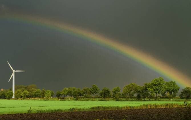 Windrad vor Gewitterfront mit Regenbogen , Deutschland, Niedersachsen wind wheel with rainbow at approaching thunderstorm, Germany, Lower Saxony BLWS376254